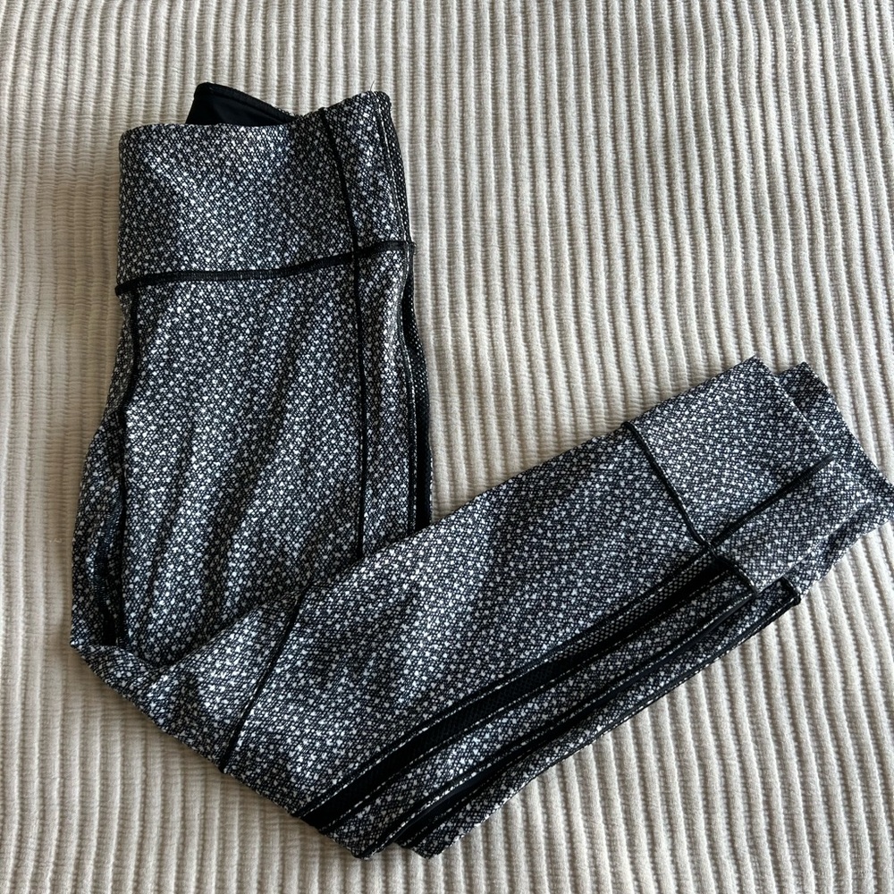 Black & White Lululemon Leggings - Size 6